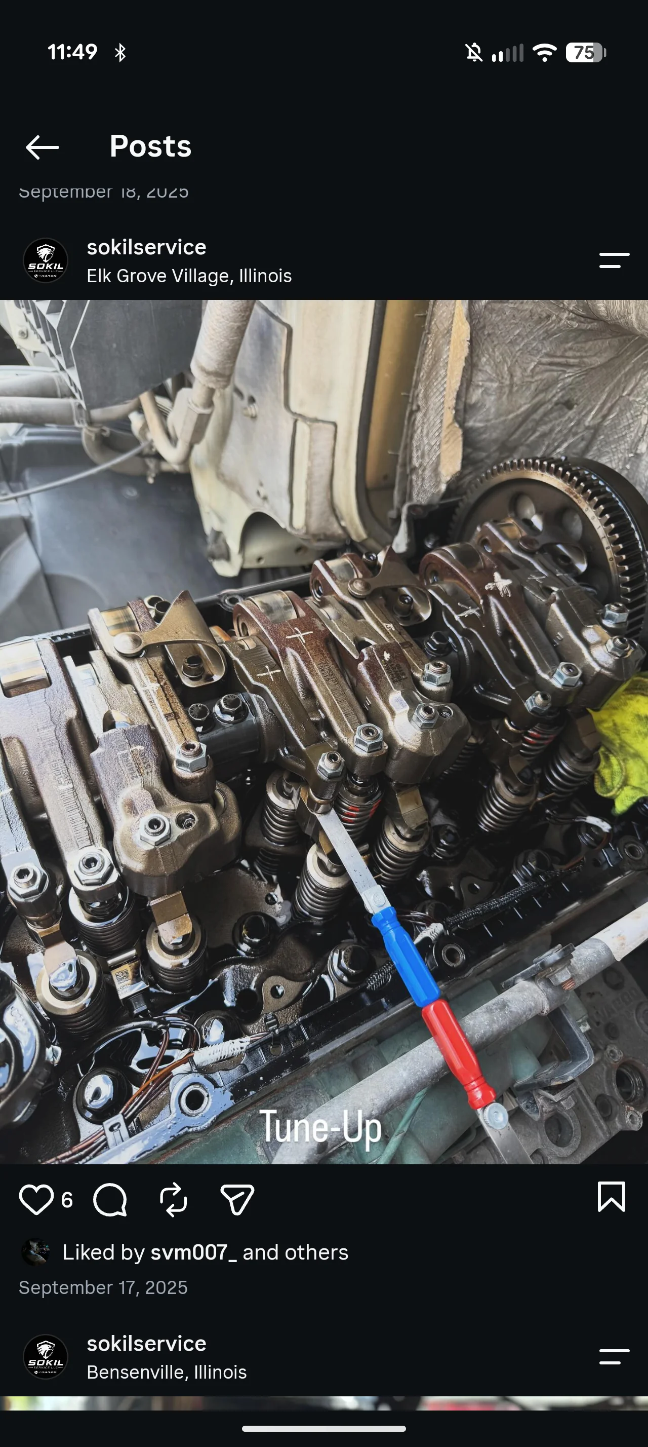 Mechanik Sokil naprawia silnik ciężarówki na miejscu